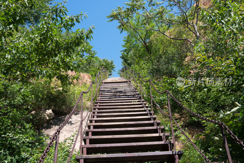 上山道路上陡峭的梯子