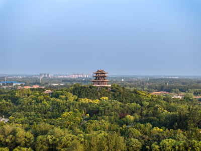 丛林中古建筑的高空俯瞰景象