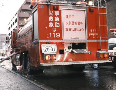 正在城市街道上救火的消防员与消防车