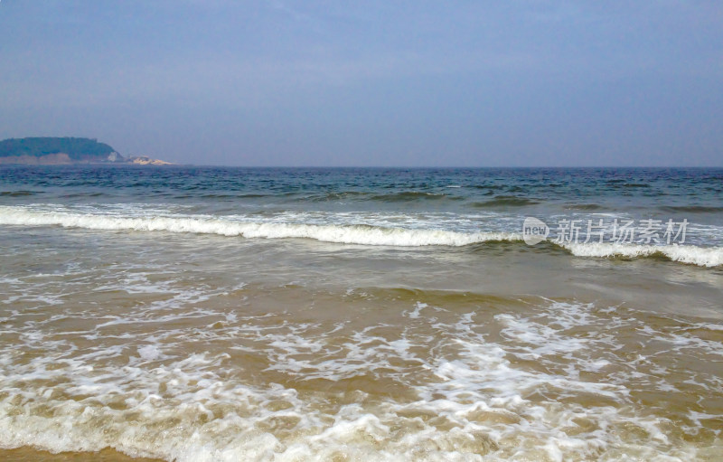 海边海浪与远处岛屿景观