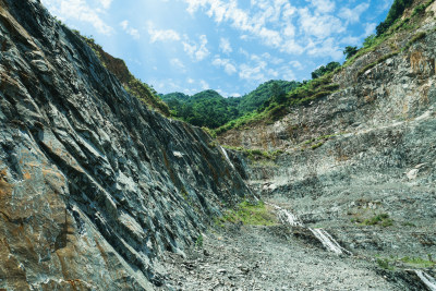 矿山开采后的岩石地貌