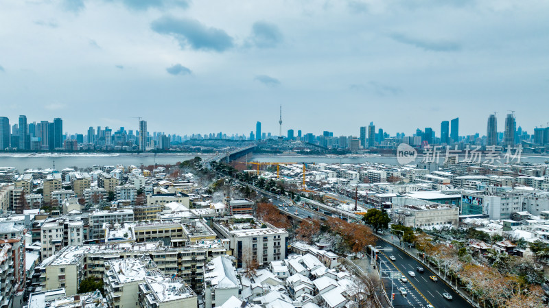 武汉地标建筑武汉长江大桥雪景