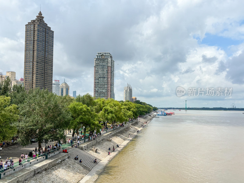 黑龙江哈尔滨松花江及河岸建筑风光