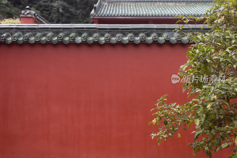 安徽黄山齐云山风景区的红墙和屋檐
