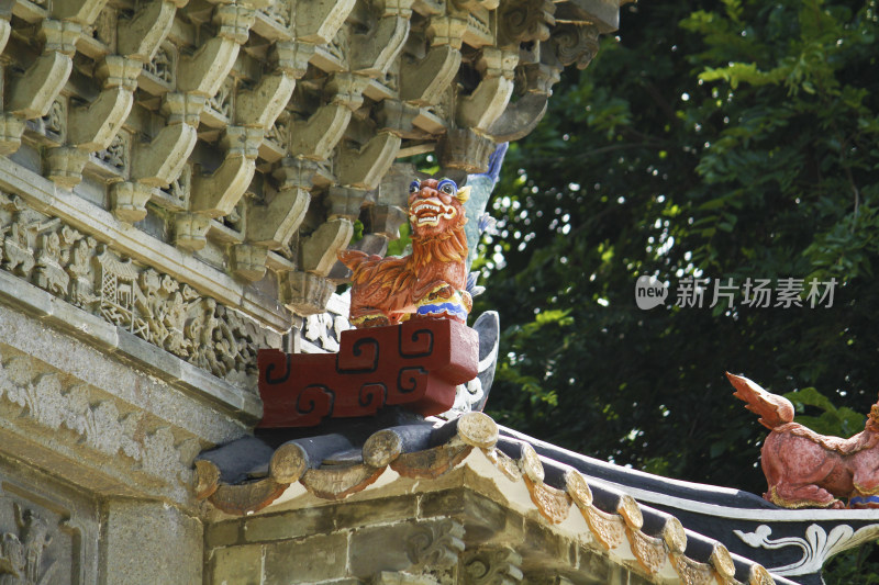 佛山古建筑上精美的琉璃瓦灰塑装饰雕塑