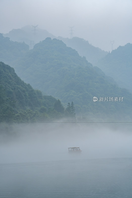 湖南郴州小东江晨雾小船薄雾笼罩下宁静之美