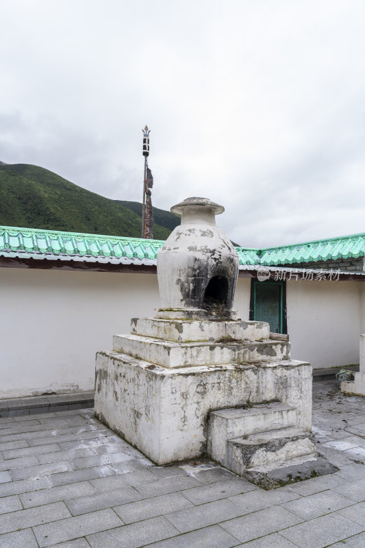 川西藏传佛教寺庙里的白色香炉香塔