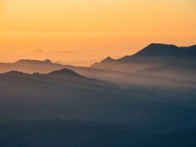 杭州临安群山日出光影层峦迭嶂