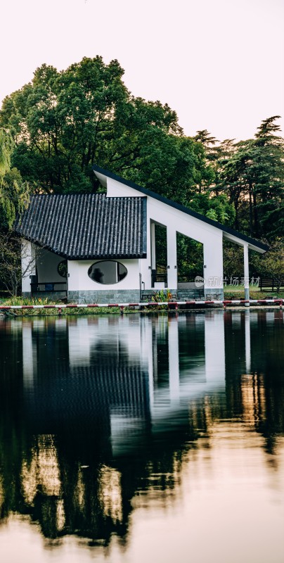 上海共青森林公园盈湖畔中式建筑秋景倒影