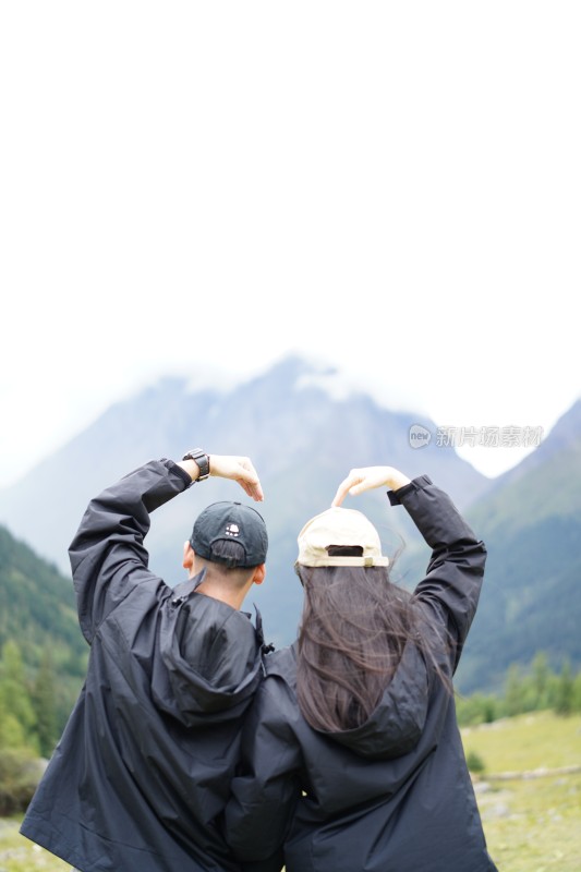 四姑娘雪山旅游的人