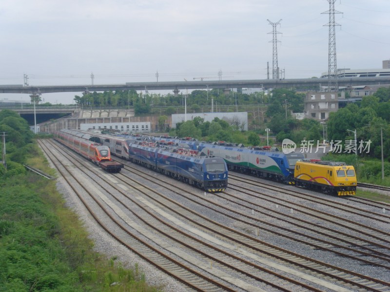 铁路编组场多辆火车停靠