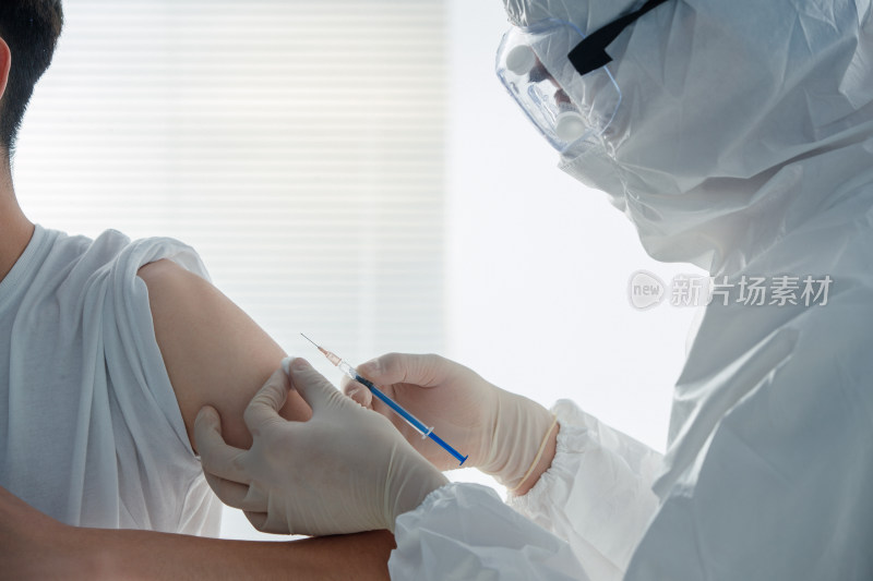 医护人员给患者接种疫苗