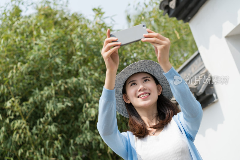 年轻女子旅游