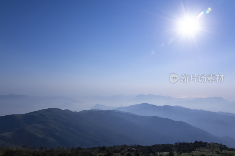 香港大帽山清晨日出阳光与连绵群山云雾