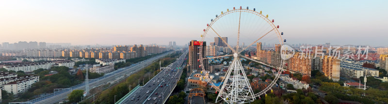 城市中摩天轮的高空俯瞰全景