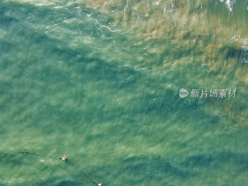 俯拍海浪拍打沙滩景象