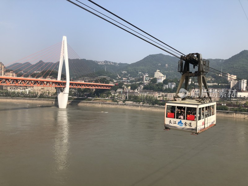 长江索道缆车横跨江面风景