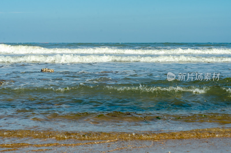 海边海浪拍打沙滩景象