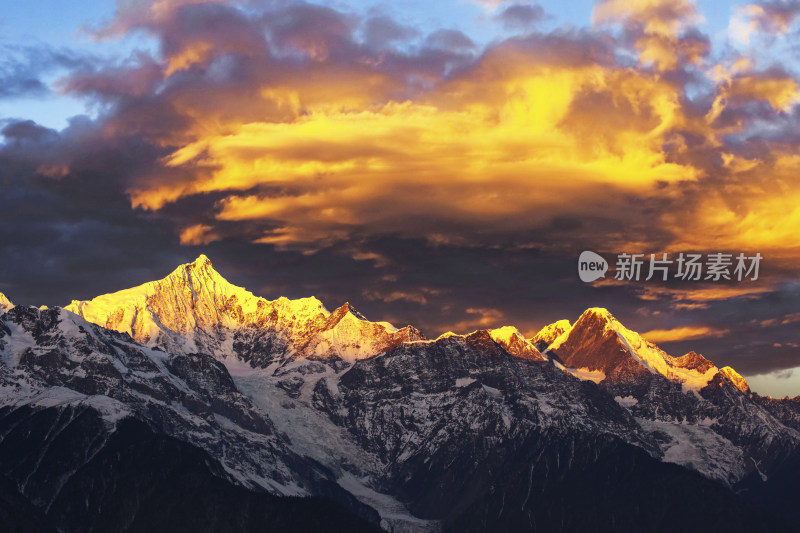 云南梅里雪山日照金山壮丽雪山景观