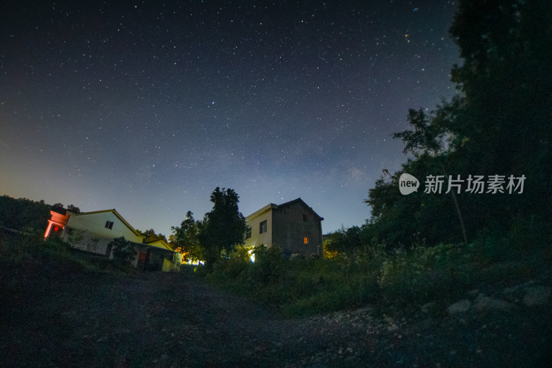 星空下的乡村小屋