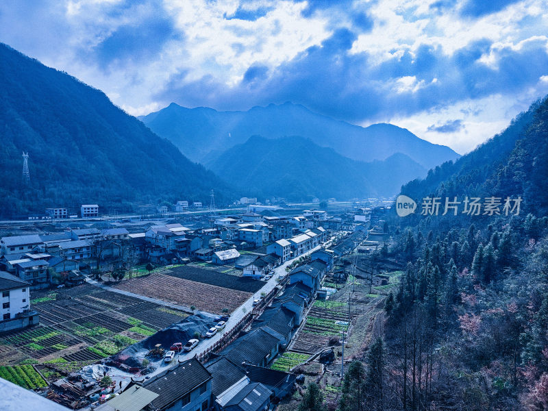 山间村庄全景，云雾缭绕的乡村风光