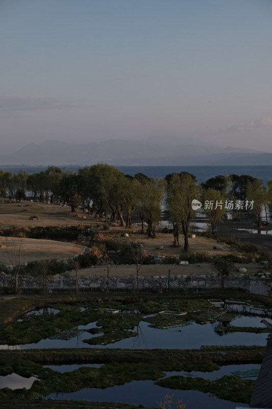 山脚下特色民居建筑风景