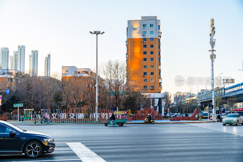 沈阳北站建筑群城市街道车辆穿行的繁忙景象