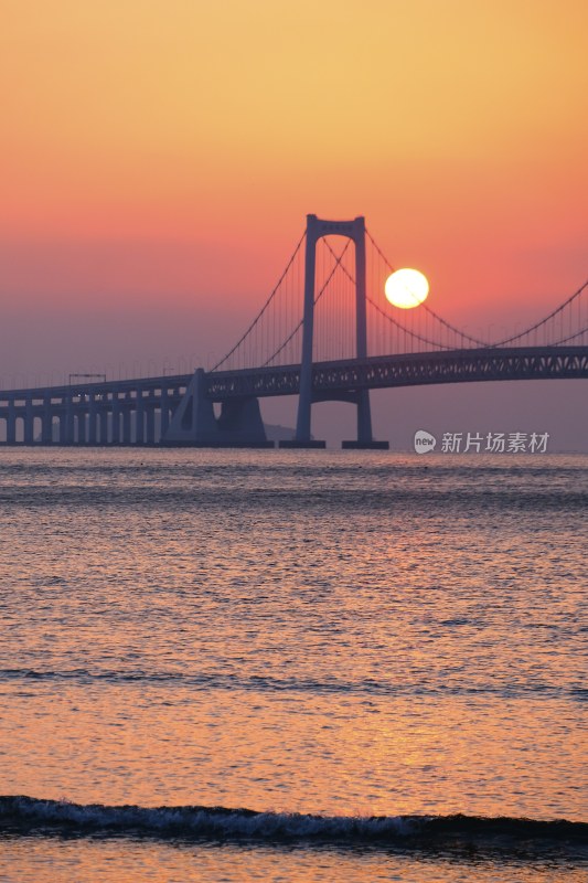 大连星海公园跨海大桥的日出