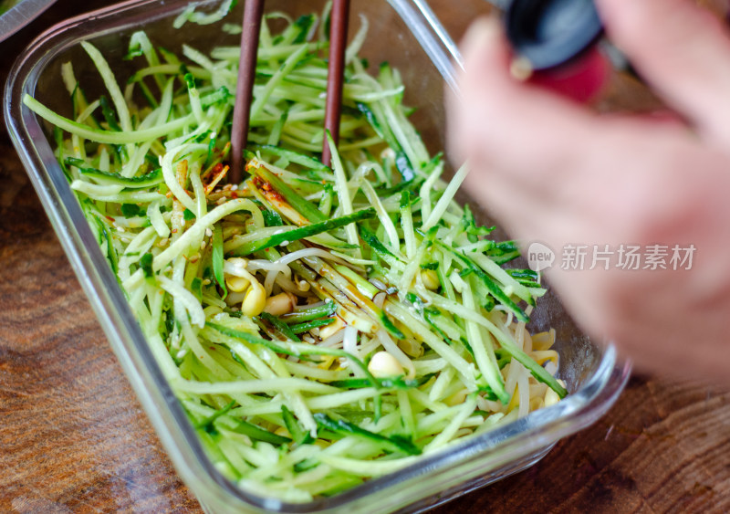 自制一份黄瓜丝拌豆芽的凉菜