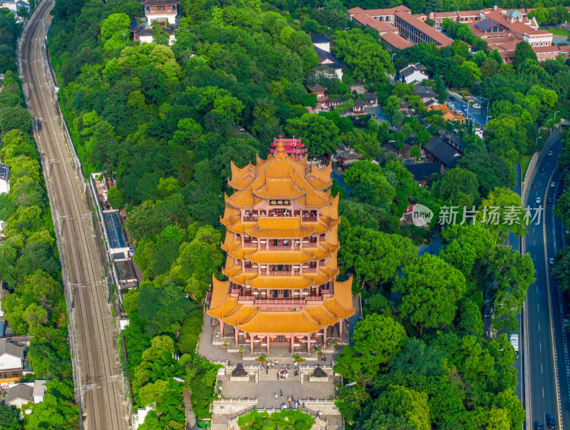 夏季航拍武汉黄鹤楼景区与城市天际线风光