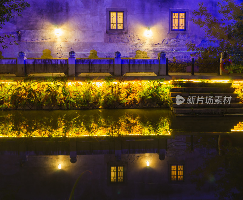 福州上下杭景区夜晚上的河岸中式建筑