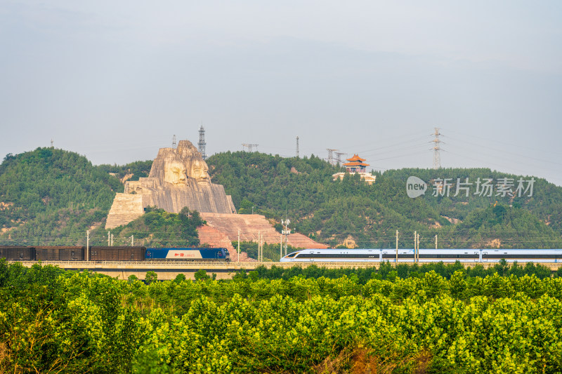 从炎黄二帝雕像下驶过的高速列车