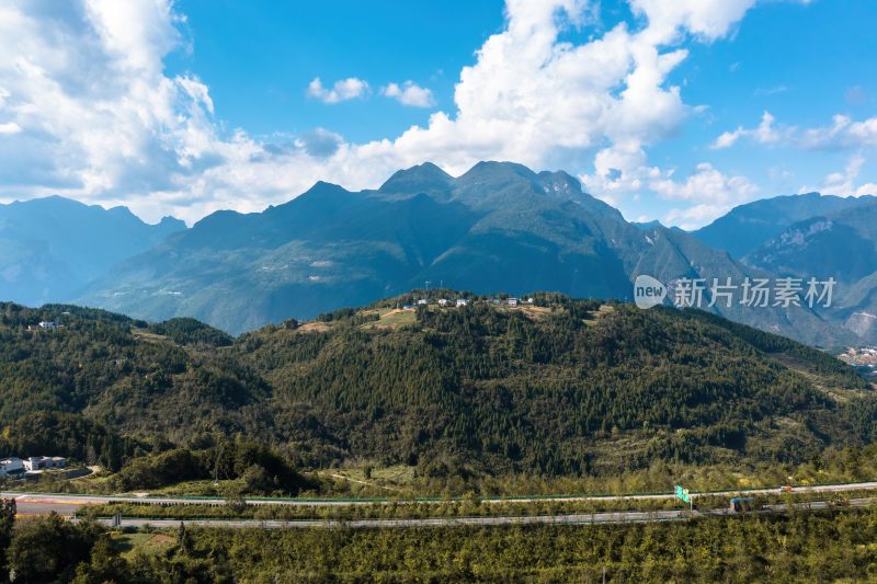 高速公路穿山而过