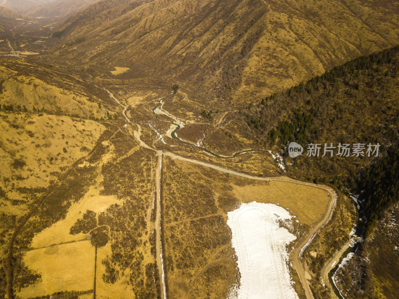 航拍冬季的森林滑雪场