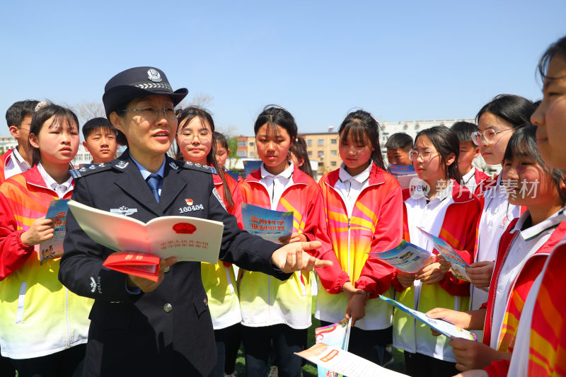 警察向学生科普国家安全教育知识