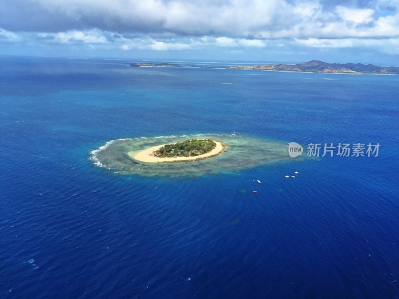 航拍海上小岛全景