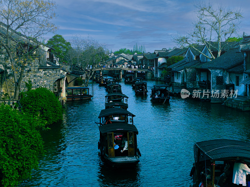 江南水乡河道游船风景