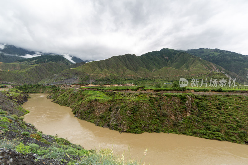 云雾缭绕下的草原山峰