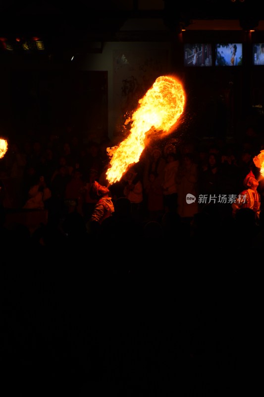 夜晚熊熊燃烧的篝火