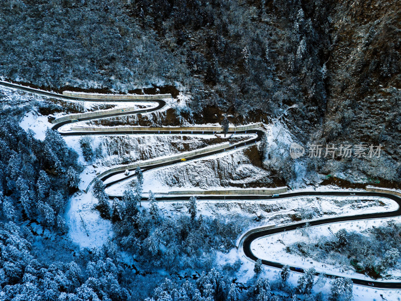 雪山间蜿蜒的盘山公路