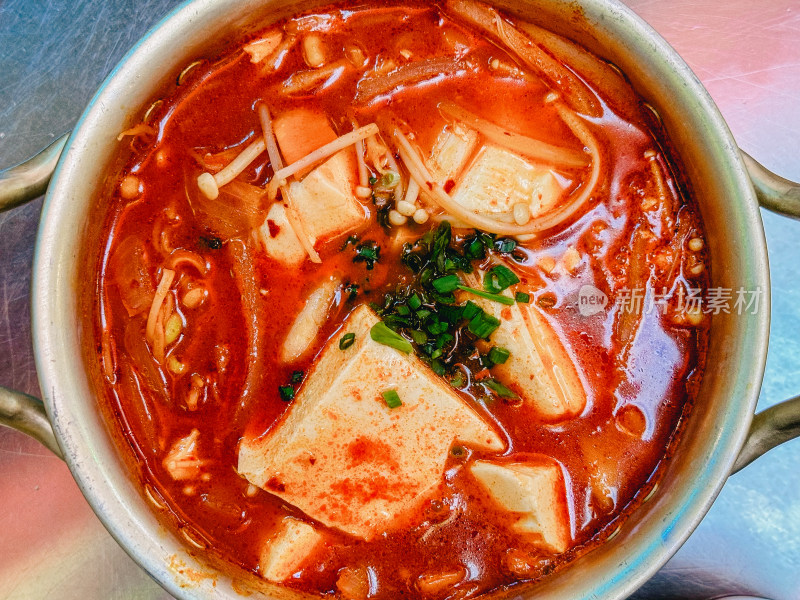 韩式传统麻辣泡菜海鲜豆腐汤美食特写