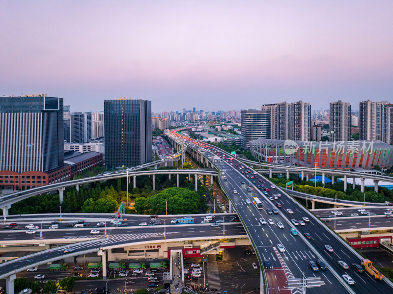 航拍上海汶水路立交桥城市晚高峰车来车往