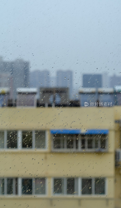 雨天透过窗户看城市建筑