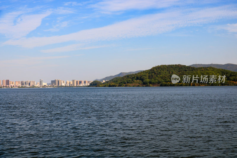 黄石磁湖景区城市风光，眺望城市天际线