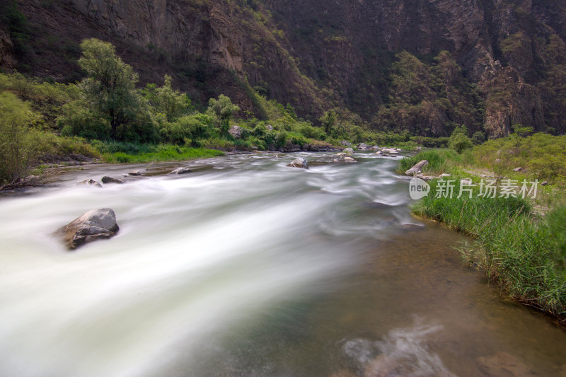 慢门拍摄北京西部山区的永定河