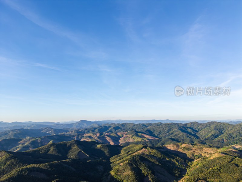 辽阔壮观的群山航拍全景