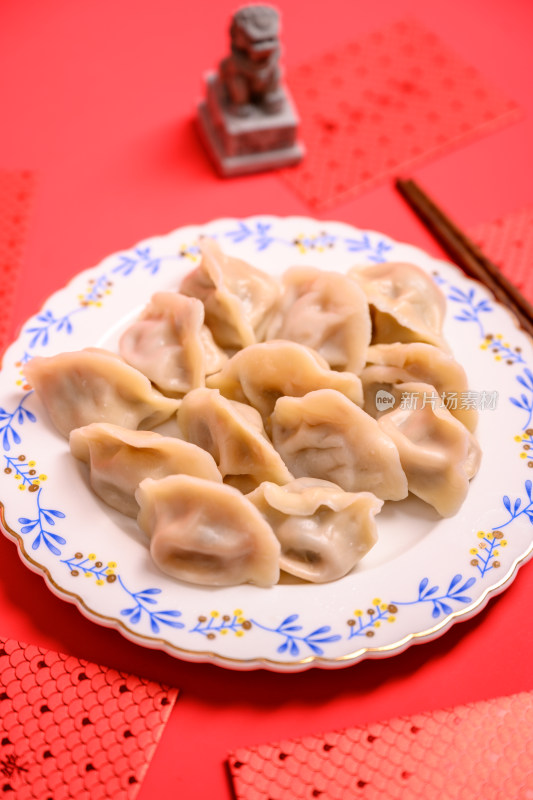 红色背景中国北方春节美食饺子与新年红包