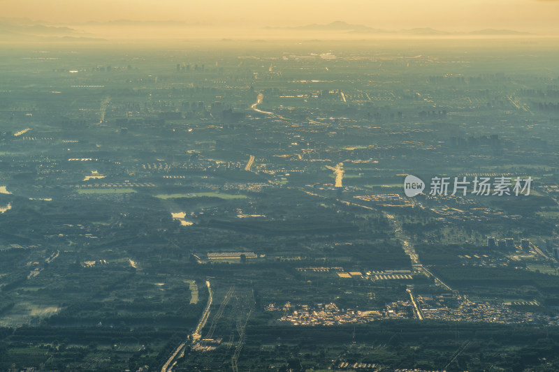 俯瞰晨雾中的北京城市地平线