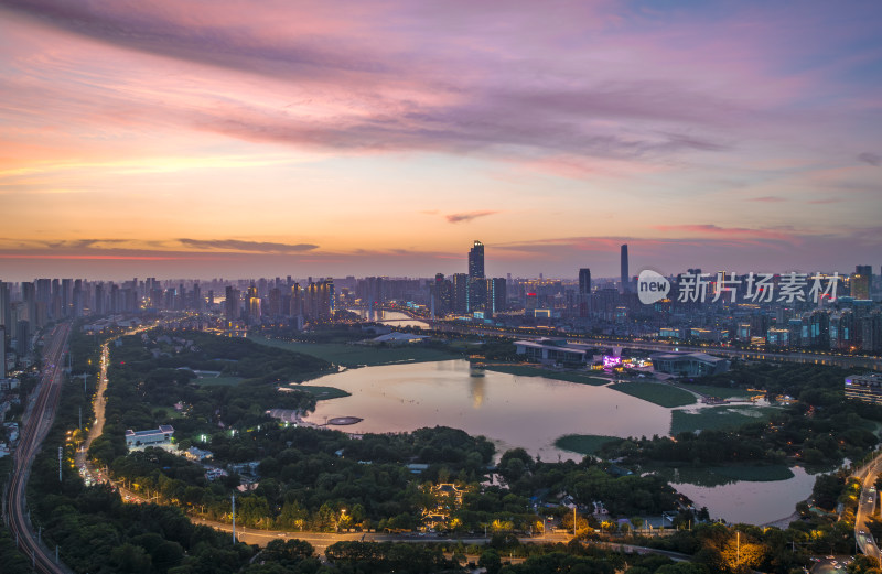 城市湖泊黄昏时分的壮丽全景