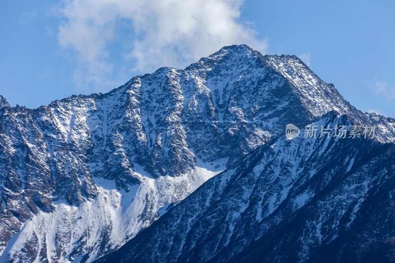 在巴郎山远眺四姑娘山